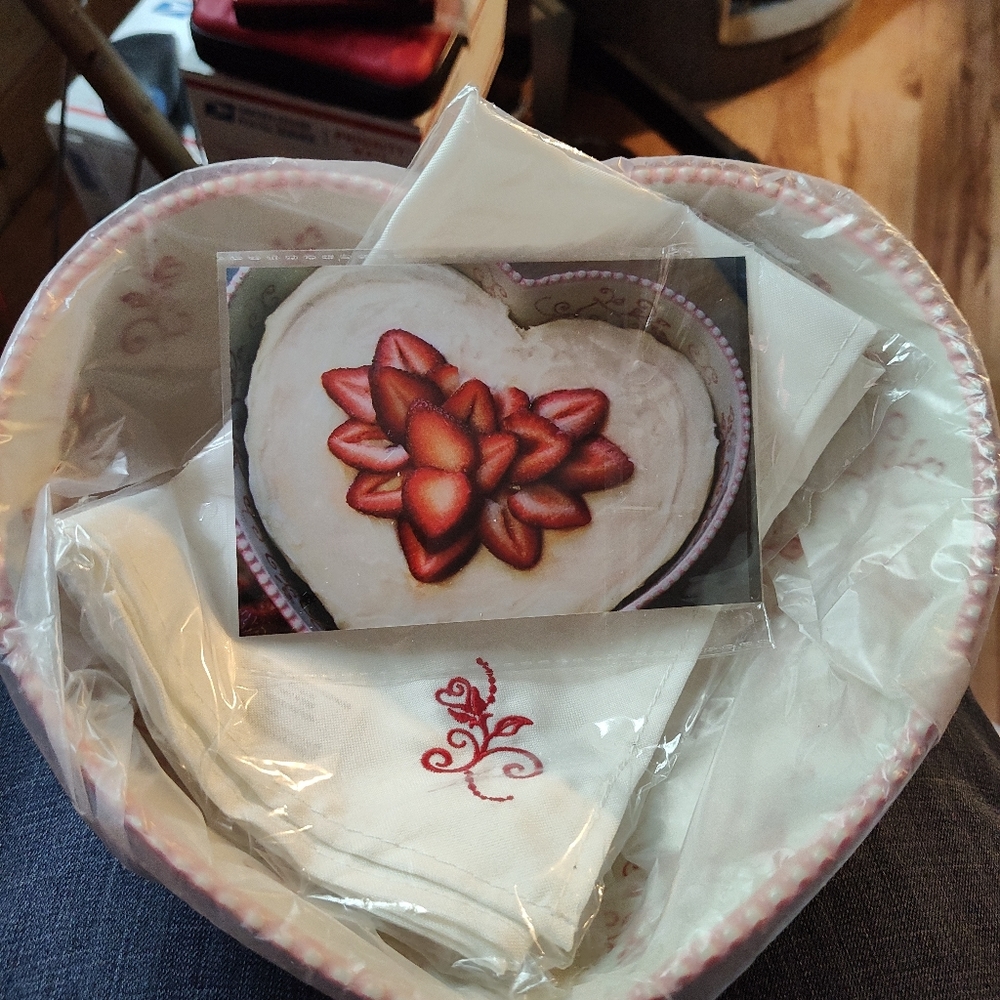 Temp-tatiins Floral Lace Romance 2qt Bowl with Napkin